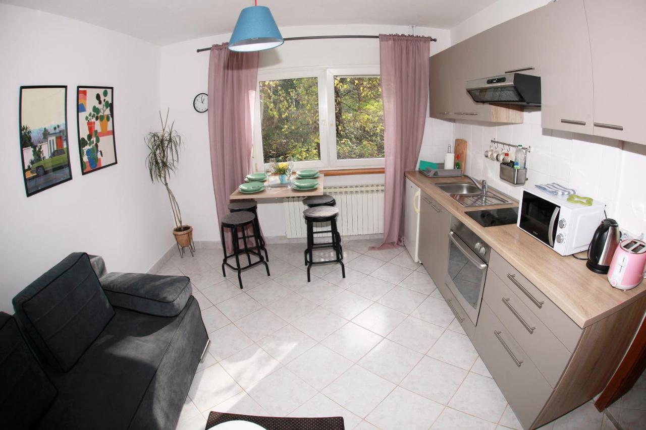 Apartment Magnolija - Free Parking คาร์โลวัตส์ ภายนอก รูปภาพ